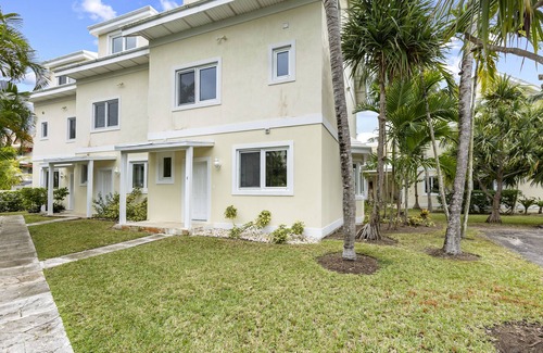 Nassau House | NEW Luxury, 4BDR, Paradise Island, Steps from Atlantis, Pool