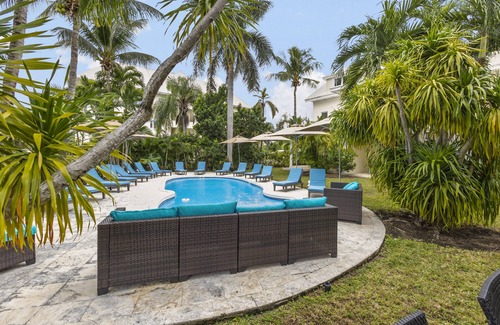 Nassau House | NEW Luxury, 4BDR, Paradise Island, Steps from Atlantis, Pool