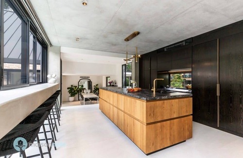 Avalon Beach House | NEW Luxury Avalon House With Pool, Walk To Beach