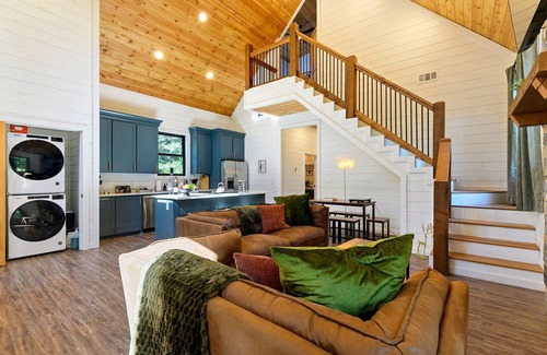 Broken Bow Cabin | New Luxury Cabin! 5 Mins to Town, Hot Tub, Fire Pit, MASSIVE Deck, Game Room!