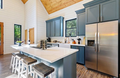 Broken Bow Cabin | New Luxury Cabin! 5 Mins to Town, Hot Tub, Fire Pit, MASSIVE Deck, Game Room!