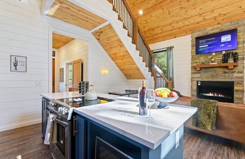 Broken Bow Cabin | New Luxury Cabin! 5 Mins to Town, Hot Tub, Fire Pit, MASSIVE Deck, Game Room!