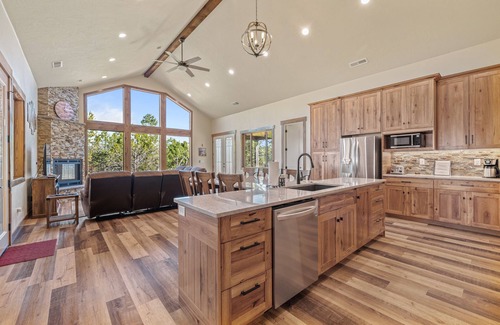 Zion National Park East Entrance House | New luxury cabin bordering Zion! 3 king beds/baths. Short drive to Bryce Canyon