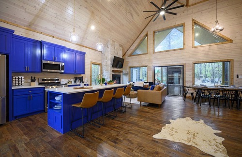 Pickens Cabin | NEW Luxury Cabin. Five-Star Reviews. Sleeps 10, 2 Masters, loft, 2 decks