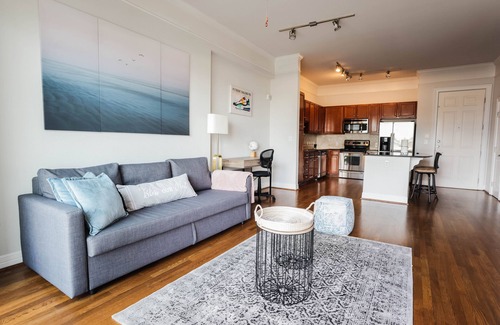 Uptown Condo | New Luxury Condo! XL suite across from Galleria