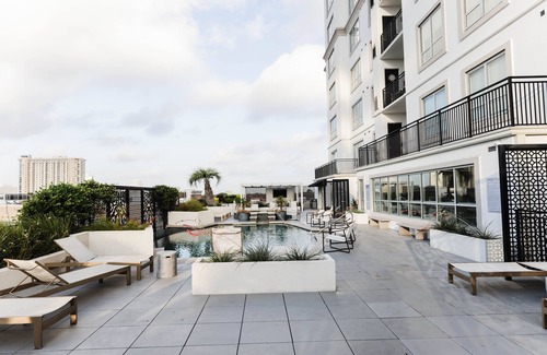 Uptown Condo | New Luxury Condo! XL suite across from Galleria