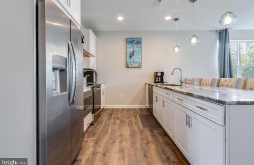 Ocean View House | New Luxury End Unit Townhouse has Balcony, Rooftop Terrace, Pool.