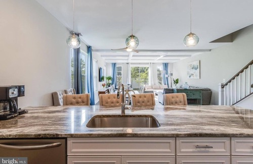 Ocean View House | New Luxury End Unit Townhouse has Balcony, Rooftop Terrace, Pool.
