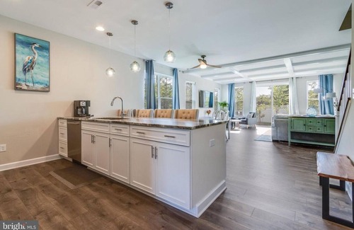 Ocean View House | New Luxury End Unit Townhouse has Balcony, Rooftop Terrace, Pool.
