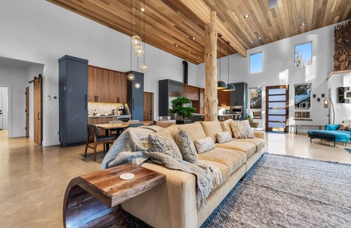 Tumalo House | New! Luxury Home ~River View/Access~Hot Tub~Fireplace~Brand New Furnishings!