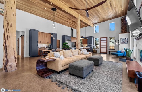 Tumalo House | New! Luxury Home ~River View/Access~Hot Tub~Fireplace~Brand New Furnishings!