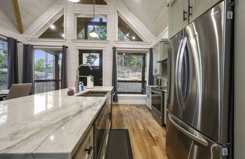 Broken Bow Cabin | New Luxury Honeymoon Cabin, Private Hot Tub and Large Rain Shower