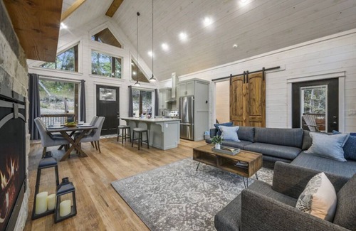 Broken Bow Cabin | New Luxury Honeymoon Cabin, Private Hot Tub and Large Rain Shower