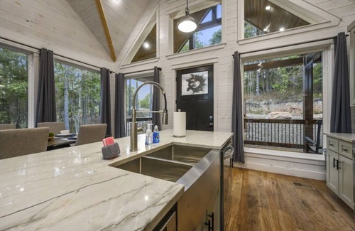 Broken Bow Cabin | New Luxury Honeymoon Cabin, Private Hot Tub and Large Rain Shower