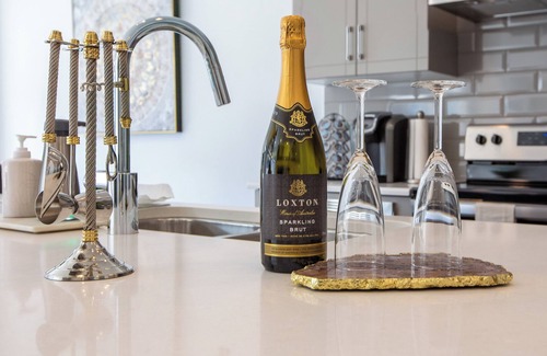 Southwest Edmonton House | New Luxury House in South Edmonton Near Airport, 2 King bds 4 bdrms 4bthrms