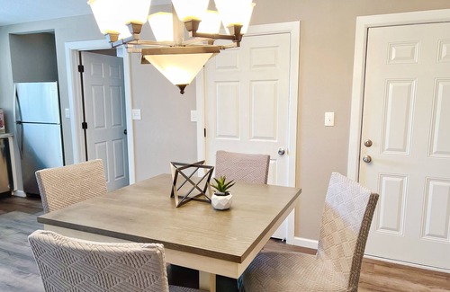 Orange House | New Luxury I King Bed I 4br & 2ba Whole House in Central Orange
