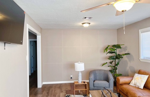 Orange House | New Luxury I King Bed I 4br & 2ba Whole House in Central Orange