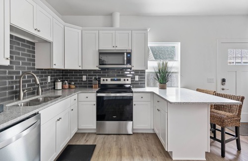 Paso Robles Apartment | New, Luxury King Bedrm, Heart of Downtown, Quaint popular area, EV charger avail