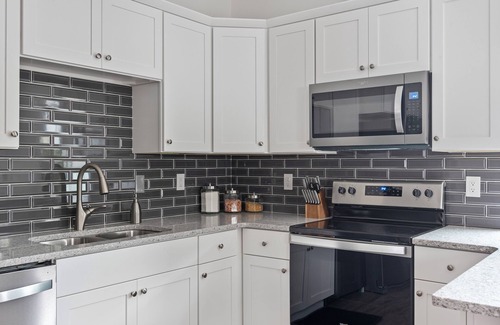 Paso Robles Apartment | New, Luxury King Bedrm, Heart of Downtown, Quaint popular area, EV charger avail