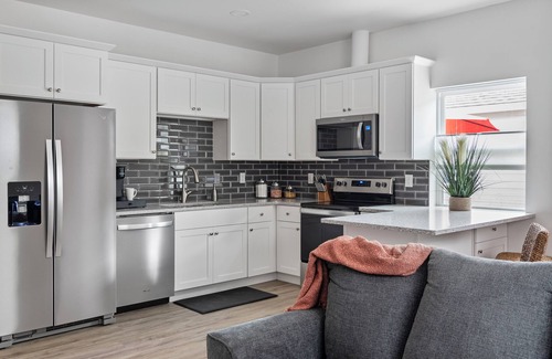 Paso Robles Apartment | New, Luxury King Bedrm, Heart of Downtown, Quaint popular area, EV charger avail