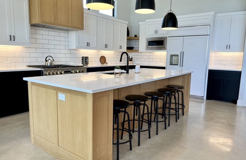 Kingsland House | NEW Luxury Lakefront Resort with 4 King Suites - Private Pool & Spa - Quiet Cove