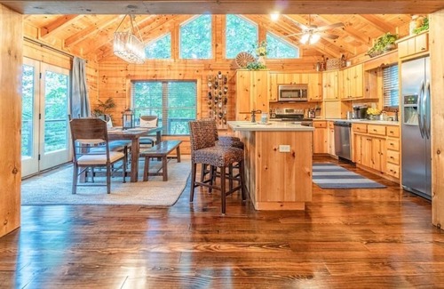 Big Creek House | NEW Luxury Lakefront Cabin | Hot Tub | Sleeps 17