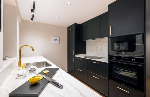 Sol Apartment | New, Luxury, quiet, 4 en-suite bedrooms + balcons near Gran Via, private patio