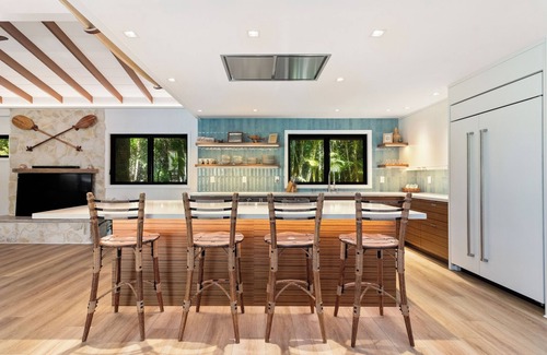 Kailua House | NEW LUXURY REMODEL! 7 NIGHT MIN STAY, STEPS TO BEACH, AC, POOL, INQUIRE OPENINGS
