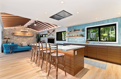 Kailua House | NEW LUXURY REMODEL! 7 NIGHT MIN STAY, STEPS TO BEACH, AC, POOL, INQUIRE OPENINGS