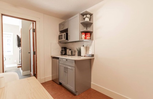 Canmore Apartment | New! Luxury Studio - Mountain View/Balcony/Hot Tub