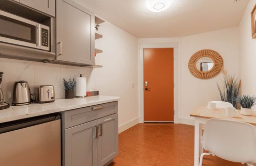 Canmore Apartment | New! Luxury Studio - Mountain View/Balcony/Hot Tub