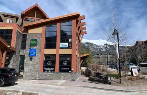Canmore Apartment | New! Luxury Studio - Mountain View/Balcony/Hot Tub