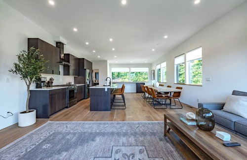 Hood River House | NEW Luxury Townhouse, River View, Steps to Downtown!