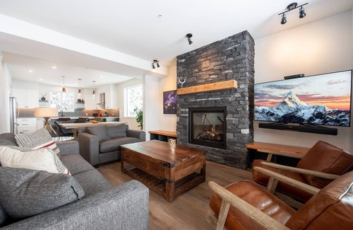 Silver Star Mountain Ski Chalet | NEW Luxury View Duplex on The Ridge – Ski-In/out with lots of extras!