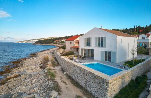 Splitska Villa | NEW Luxury Villa Familija Splitska - Pool, Seafront, Ideal for 8 persons