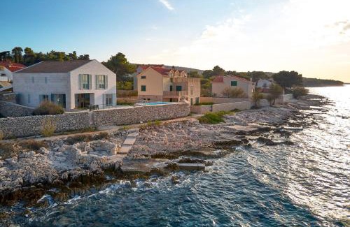 Splitska Villa | NEW Luxury Villa Familija Splitska - Pool, Seafront, Ideal for 8 persons
