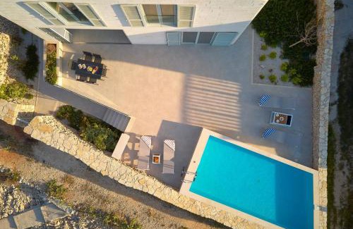 Splitska Villa | NEW Luxury Villa Familija Splitska - Pool, Seafront, Ideal for 8 persons