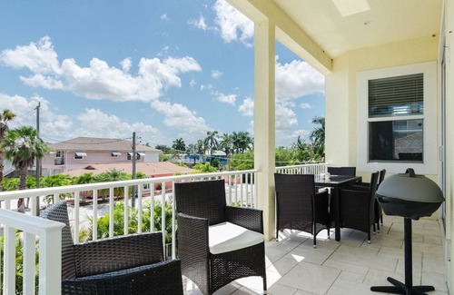 Bonita Springs House | New Luxury Villa: 2min beach, heated pool & whirlpool, gulf & bay view, elevator