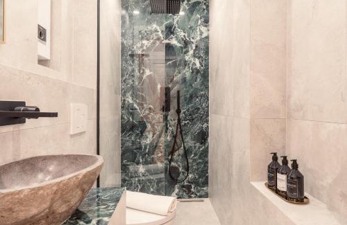 Innenstadt Apartment | NEW LUXUS Suite I TWO Kingbeds I Center