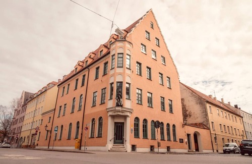 Innenstadt Apartment | NEW Luxus Suite TWO Kingbeds Netflix Center