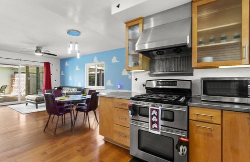 Northwest Anaheim House | NEW Magical Family Fun! 10 Mins to Disneyland, Private Pool/Bounce House!