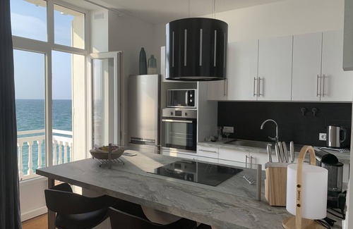 Parame Apartment | NEW! Magnificent SEA view . Superb apartment (3 *) renovated feet in the water