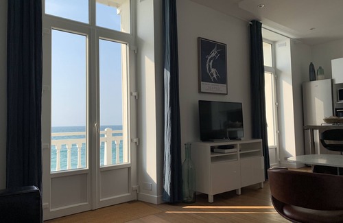 Parame Apartment | NEW! Magnificent SEA view . Superb apartment (3 *) renovated feet in the water