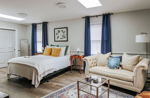 Staunton Apartment | *NEW* Magnolia Suite: Newtown Studio Walk Downtown