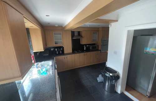 Coombe Vale House | New Malden - 4 Beds - Sleeps 8 - Garden - WiFi