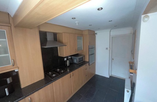 Coombe Vale House | New Malden - 4 Beds - Sleeps 8 - Garden - WiFi