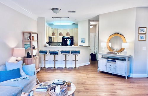 Mount Pleasant Resort | New! Mermaid Haven, spacious beach zen vibe, screened porch, bar, pool & beach!