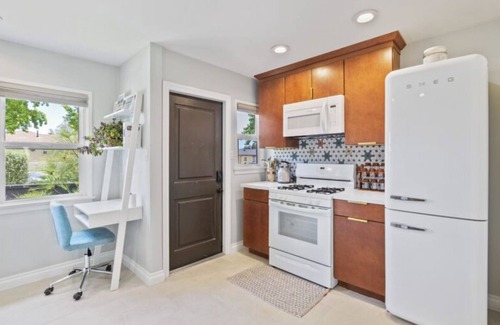 Ventura House | New Midcentury in the heart of Ventura-5 min bike ride to beach or downtown