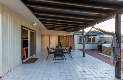 Gardendale Apartment | New Midtown Modern Home with Backyard (Unit A)