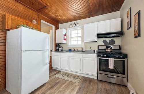 Milford Apartment | NEW - Mins to Manchester - Nashua - Queen Bed - Walk to Downtown/Parks